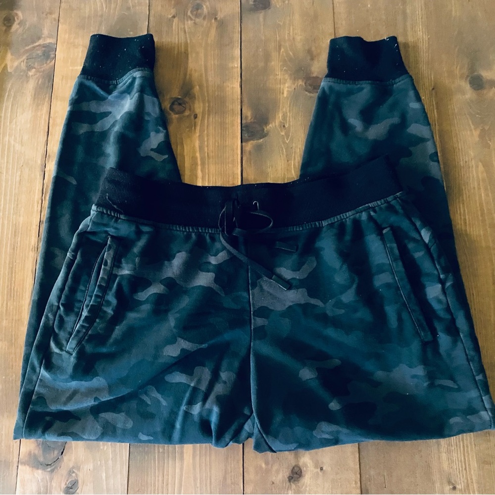 Gray camouflage cropped sweatpants